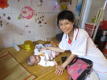 Bạn sinh viên trường CĐ Kinh Tế Hà Nội quấn quýt với em bé không rời...
